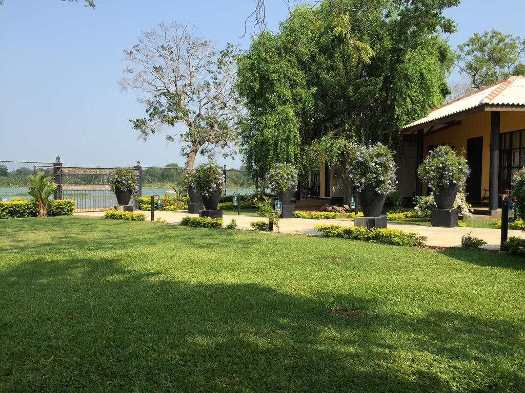 Flower Garden Lake Resort Tissamaharama Eksteriør billede